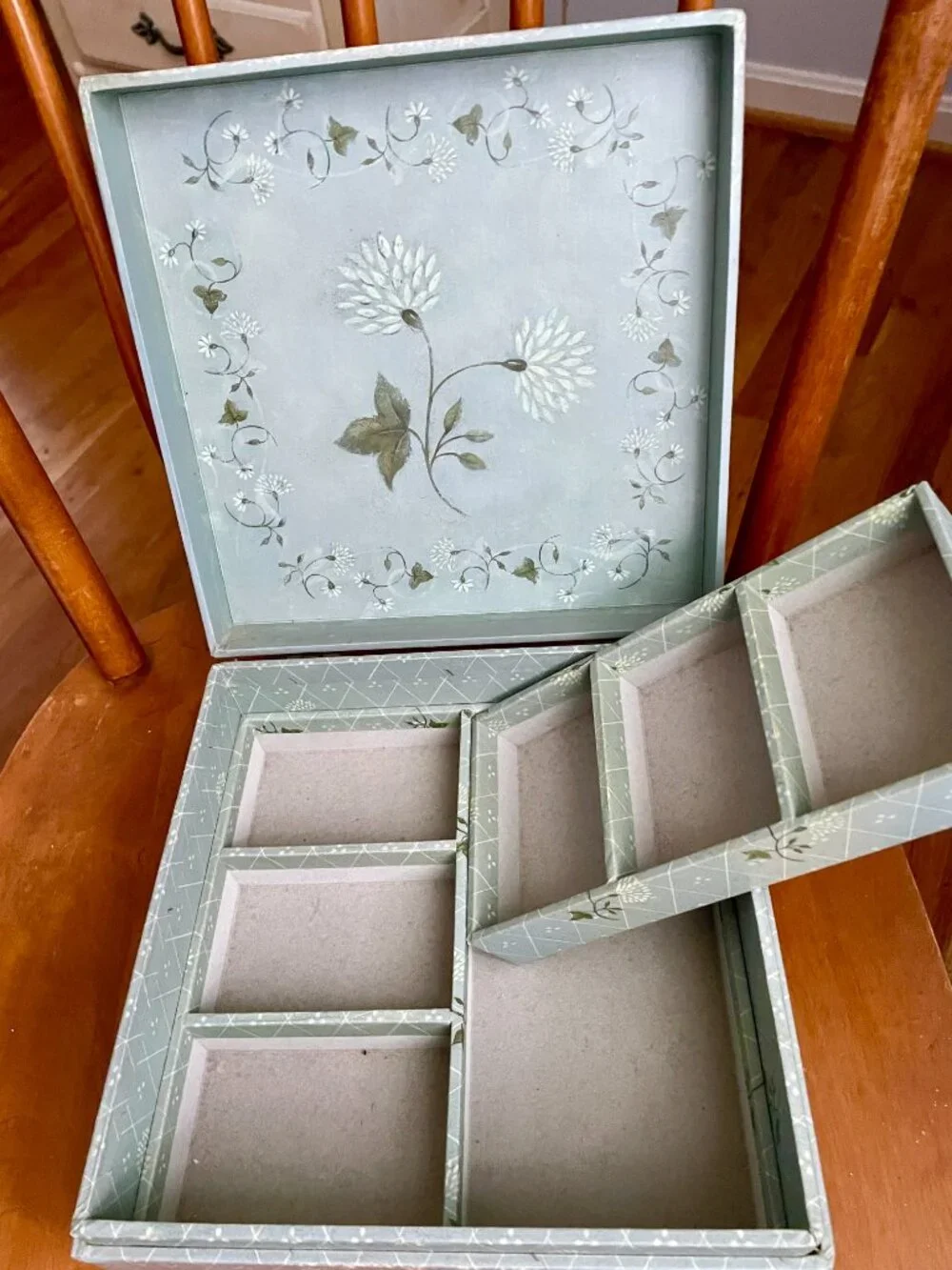 Antique-style Jewelry Box